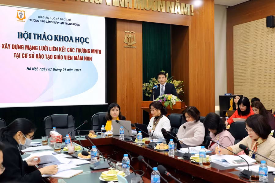 Ông Phạm Tuấn Anh - Cục phó Cục Nhà giáo trao đổi về mục tiêu đảm bảo chuẩn hoá về chuyên môn, năng lực đào tạo, bồi dưỡng cán bộ quản lý