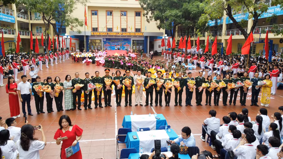 Lãnh đạo nhà trường tặng hoa tri ân các cán bộ quân đội nhân dịp 79 năm thành lập QĐND Việt Nam.