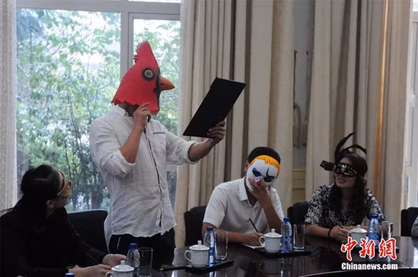 Nhân viên công sở đeo mặt nạ đi làm