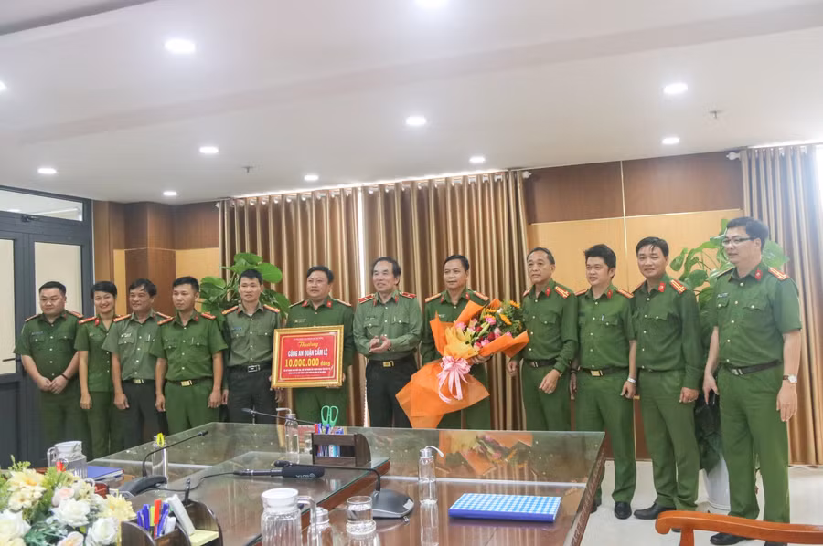Thiếu tướng Vũ Xuân Viên – Giám đốc công an TP Đà Nẵng trao khen thưởng cho công an quận Cẩm Lệ.