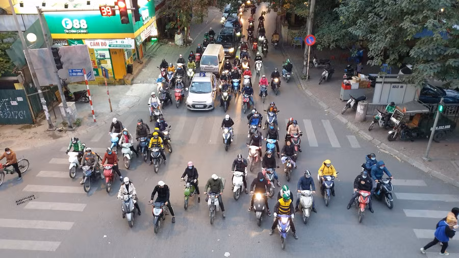 Dưới chân cầu vượt đường Láng – Lê Văn Lương, nhiều người đã vượt lên chiếm hết phần đường dành cho người đi bộ, lấn cả phần đường đối diện. Nơi này là điểm đen thường xảy ra nhiều tai nạn giao thông.