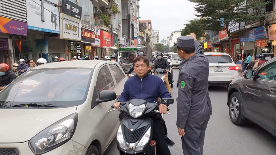 Hành vi lấn làn đường gây khó khăn cho lực lượng thực thi công vụ, ức chế cho người tham gia giao thông trên đường, tạo thói quen xấu của người đi xe máy, tiềm ẩn nguy cơ xảy ra ùn tắc. Cảnh tượng lấn làn xảy ra thường xuyên trên phố Khâm Thiên những giờ cao điểm.