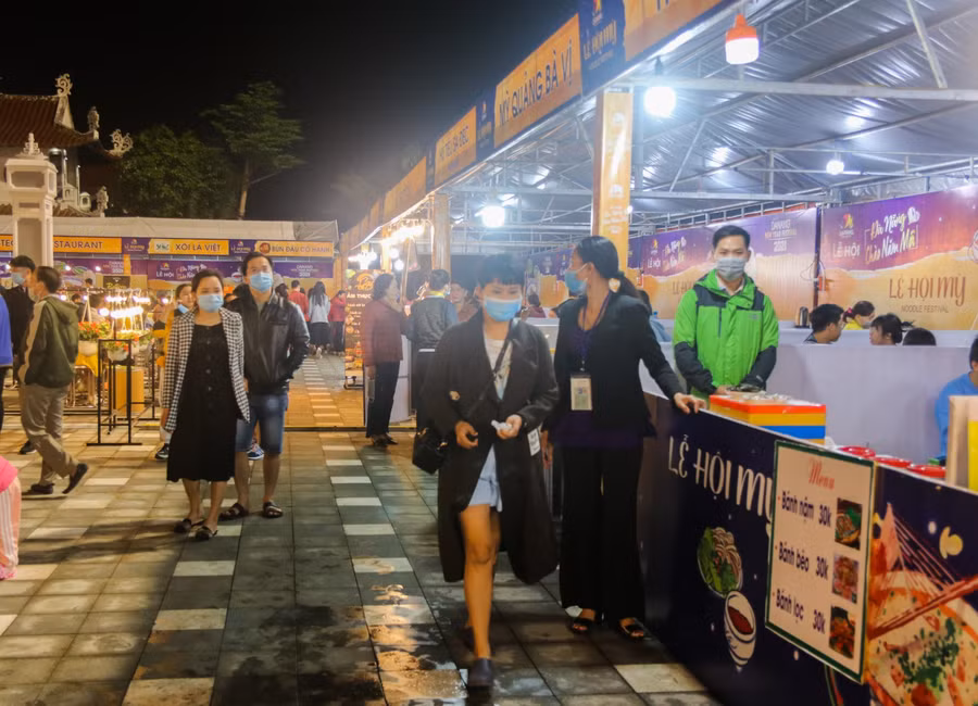 Người dân và du khách luôn đeo khẩu trang khi tham gia lễ hội.