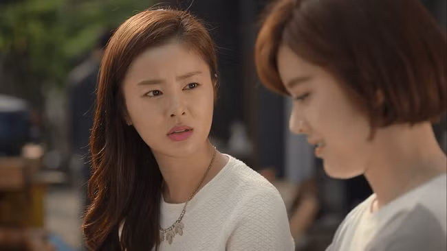 Con gái sinh nhật 3 tuổi, chị dâu dúi vào tay tôi chiếc phong bì 100 triệu kèm lời khẩn cầu khiến tôi bối rối