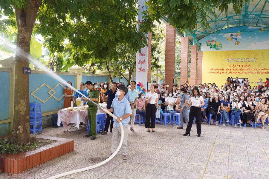 Việc tập huấn các kỹ năng xử lý khi có sự cố cháy nổ tại các trường học đóng vai trò ngày càng quan trọng.
