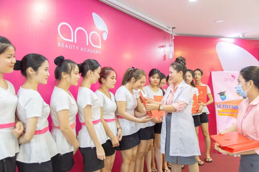 Trường thẩm mỹ ANA là một trong sốt ít các đơn vị được phép cấp chứng chỉ nghề của Sở LĐTB&amp;XH.