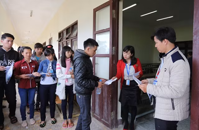Học sinh THPT tỉnh Lâm Đồng trước khi bước vào phòng thi kỳ thi THPT Quốc gia