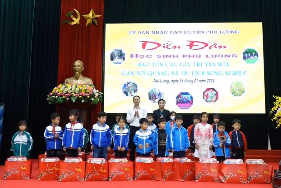 Giúp học sinh dân tộc thiểu số có thêm động lực vươn lên trong học tập.