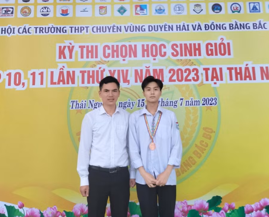 Tuấn đoạt huy chương trong kì thi học sinh giỏi các trường THPT chuyên khu vực Duyên hải và Đồng bằng Bắc bộ