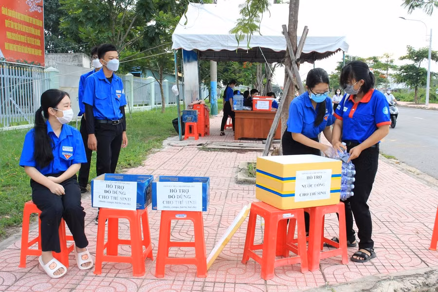 Các tình nguyện viên trước điểm thi sẵn sàng hỗ trợ thí sinh