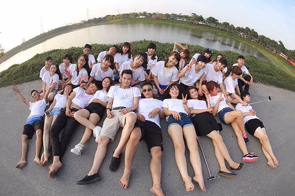 Một lớp học có số lượng nam ít và nữ nhiều khiến cho các cô gái luôn được chiều chuộng