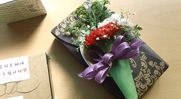 Để thể hiện lòng tôn kính với những người "đưa đò", học sinh ở xứ sở kim chi sẽ nhuộm đỏ trường bằng những bó hoa cẩm chướng tươi thắm. Cũng trong ngày 15/5 này, các em rủ nhau đến thăm nhà thầy cô cũ và tham gia những hoạt động ngoại khóa bổ ích cùng giáo viên. muon-kieu-tri-an-giao-vien-tren-the-gioi-1
