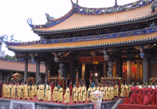 Là một quốc gia phương Đông có truyền thống “tôn sư trọng đạo”, nhiều thế hệ học sinh cũng như các bậc ông bà, cha mẹ Trung Quốc, Đài Loan chuộng đến viếng thăm các đền miếu thờ những vị hiền triết có công tạo dựng nền giáo dục và triết lý sống như Lão Tử, Khổng Tử, Trang Tử... Ngoài ra, học sinh còn tặng thiệp handmade, múa hát truyền thống hay diễn kịch, tiểu phẩm. Trong ngày này, một số trường học còn tổ chức hoạt động thể thao. muon-kieu-tri-an-giao-vien-tren-the-gioi-4