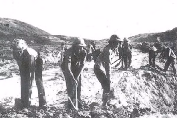 Đơn vị thanh niên xung phong trên tuyến Đường 20 quyết thắng (ảnh tư liệu)