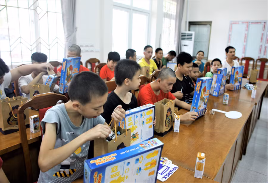 Biểu cảm thích thú của những em lúc vừa được xem văn nghệ, vừa được uống sữa và khám phá những phần quà xinh xắn