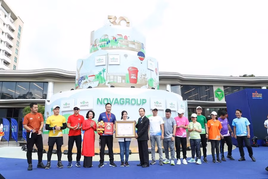 Đại diện NovaGroup vinh dự nhận Chứng nhận kỷ lục "Biểu tượng hội thao gắn BIB lớn nhất Việt Nam do tập thể cán bộ - nhân viên đơn vị thực hiện". Đại diện NovaGroup vinh dự nhận Chứng nhận kỷ lục "Biểu tượng hội thao gắn BIB lớn nhất Việt Nam do tập thể cán bộ - nhân viên đơn vị thực hiện".