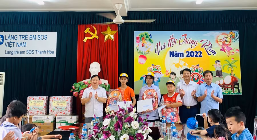 Thay cho lời chúc mừng Trung thu, những viên chức Vinamilk tại Hà Nội cũng đã gửi tặng những em một tiết mục sôi động.