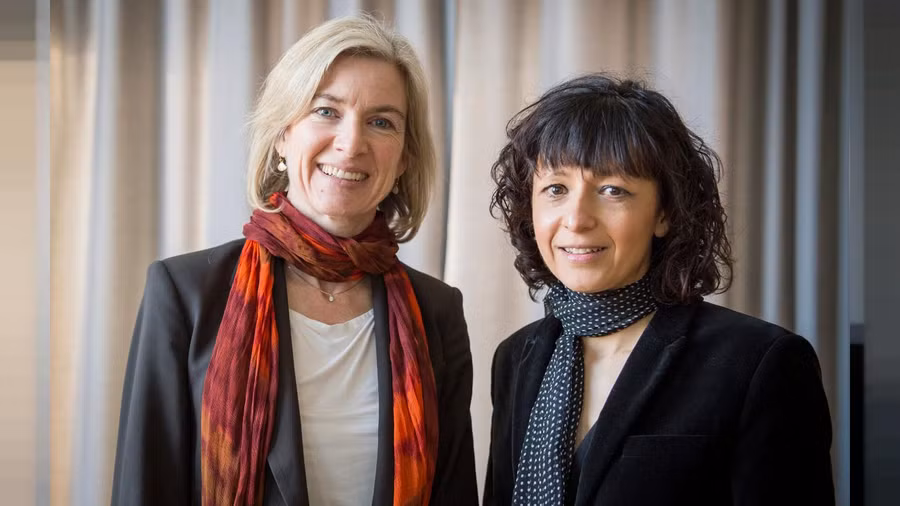  Nhà hóa sinh người Mỹ Jennifer A. Doudna (trái) và nhà vi sinh vật người Pháp Charpentier. Ảnh: CNN.