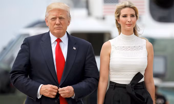 Ivanka Trump (phải) cùng Tổng thống Donald Trump rời Căn cứ chung Andrews ở Maryland hồi năm 2017.