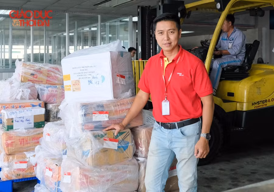 Hãng hàng không Vietjet Air hỗ trợ miễn phí vận chuyển hơn 2 tấn bánh gửi đến miền Trung.