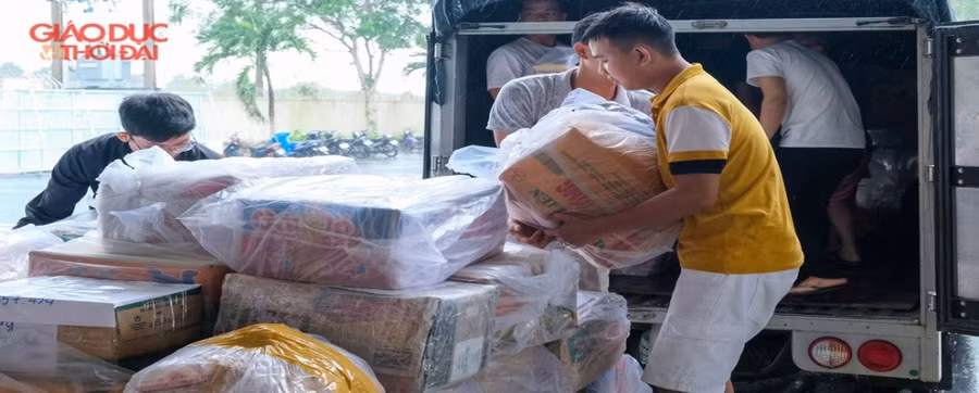 Các bạn trẻ hỗ trợ vận chuyển ra sân bay.
