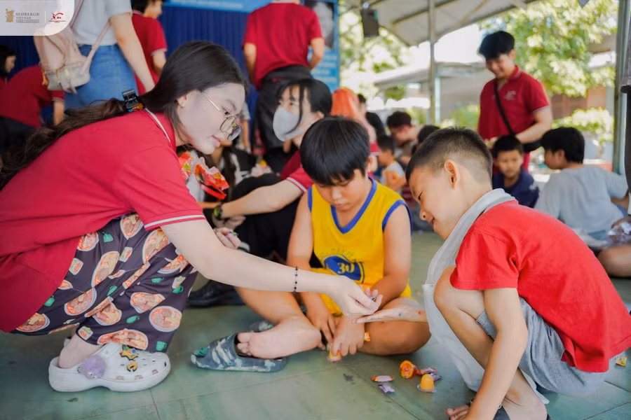 Những khó khăn không thể làm vơi đi nụ cười hồn nhiên của các em nhỏ Những khó khăn không thể làm vơi đi nụ cười hồn nhiên của các em nhỏ