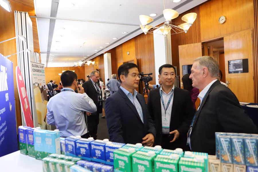 Nhiều đơn vị tham dự hội nghị quan tâm đến các thông tin dự án Net Zero do Vinamilk thực hiện tại Việt Nam