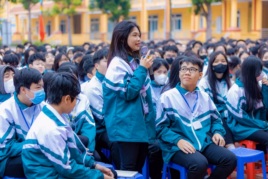 Học sinh trường THPT Ân Thi trao đổi với Ban tổ chức cuộc thi. Học sinh trường THPT Ân Thi trao đổi với Ban tổ chức cuộc thi.
