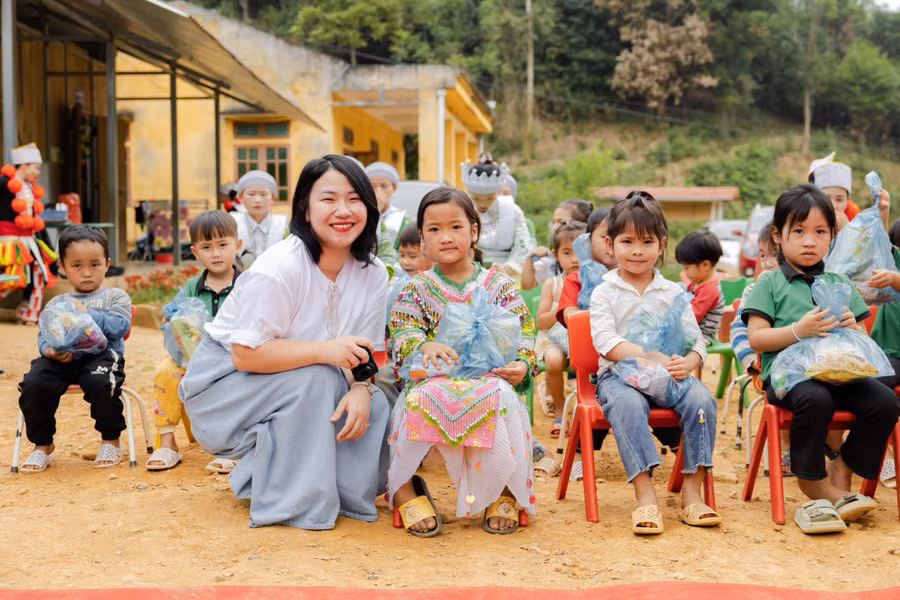 Cô giáo trẻ Sương Mai và các em nhỏ vùng cao Cô giáo trẻ Sương Mai và các em nhỏ vùng cao