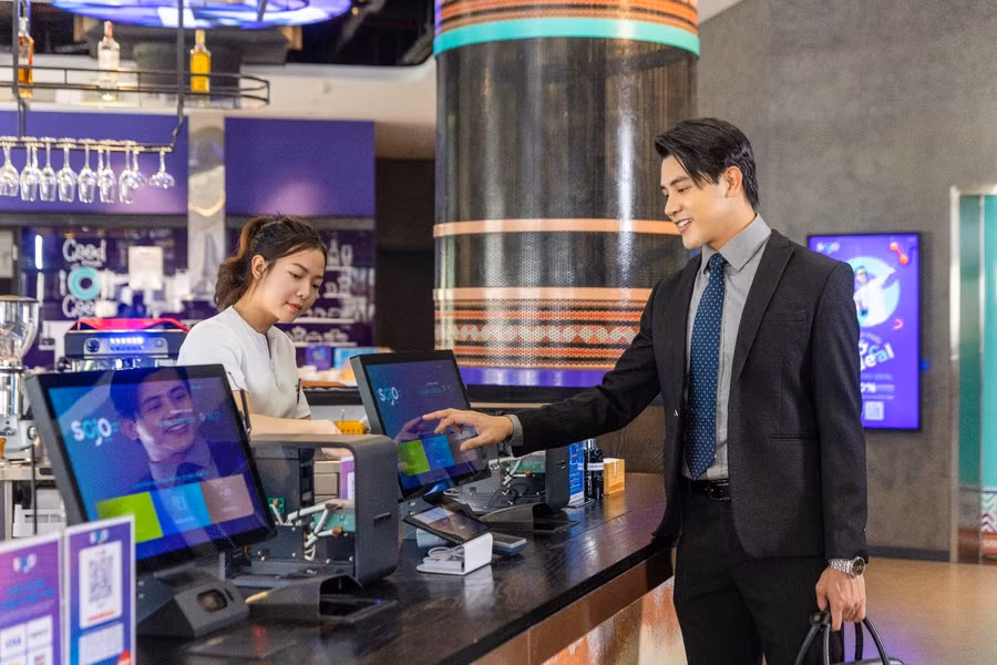 Khách lưu trú check in tại khách sạn SOJO Hotels. Khách lưu trú check in tại khách sạn SOJO Hotels.