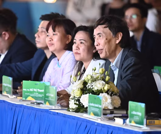 PGS.TS. Hồ Thị Thanh Vân, Viện Trưởng Viện nghiên cứu và phát triển sinh học nông nghiệp tiên tiến - Trường ĐH Nguyễn Tất Thành (thứ hai từ phải sang). PGS.TS. Hồ Thị Thanh Vân, Viện Trưởng Viện nghiên cứu và phát triển sinh học nông nghiệp tiên tiến - Trường ĐH Nguyễn Tất Thành (thứ hai từ phải sang).