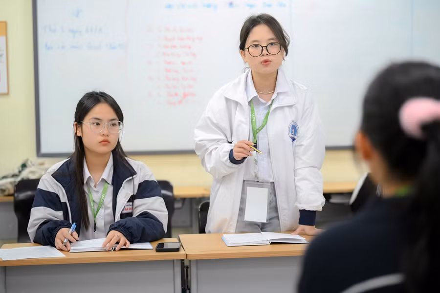 Đội Green Readers với hai thành viên đến từ Hải Phòng và Thái Bình trình bày phần thi của mình.