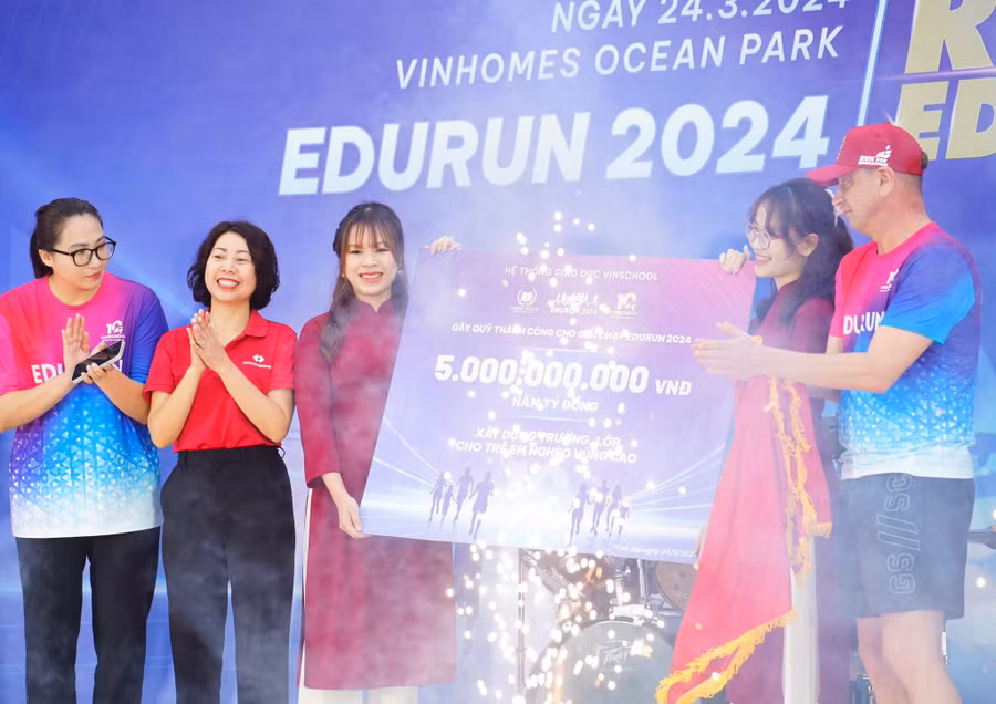 Số tiền kỷ lục 5 tỷ đồng – nhiều nhất trong một mùa EDURUN gây quỹ bởi phụ huynh, học sinh Vinschool trên toàn quốc.