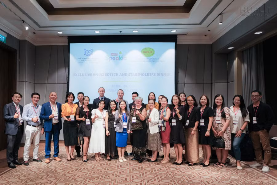 Đại diện Tổng Lãnh Sự Quán và Speakia New Zealand chụp hình lưu niệm cùng các EdTech của Việt Nam Đại diện Tổng Lãnh Sự Quán và Speakia New Zealand chụp hình lưu niệm cùng các EdTech của Việt Nam
