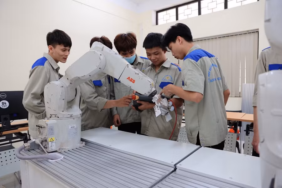 Sinh viên theo học tại trường Sư phạm Kỹ thuật Hưng Yên được các đơn vị tuyển dụng đánh giá cao Sinh viên theo học tại trường Sư phạm Kỹ thuật Hưng Yên được các đơn vị tuyển dụng đánh giá cao