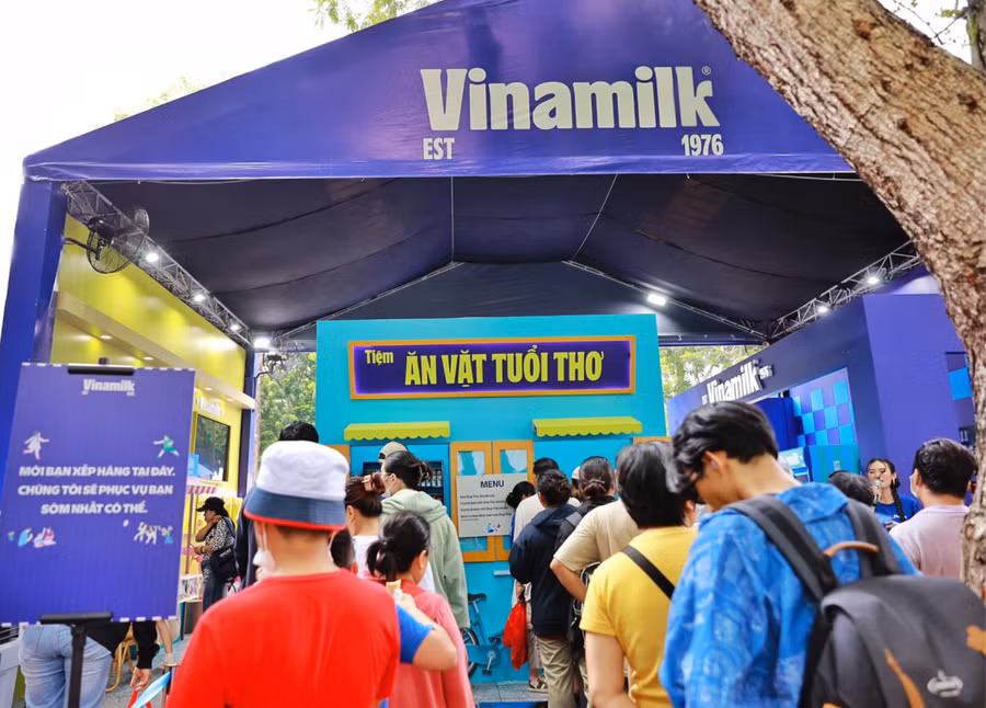 Khách tham quan lễ hội háo hức xếp hàng thưởng thức món ngon từ Ông Thọ tại gian hàng Vinamilk.