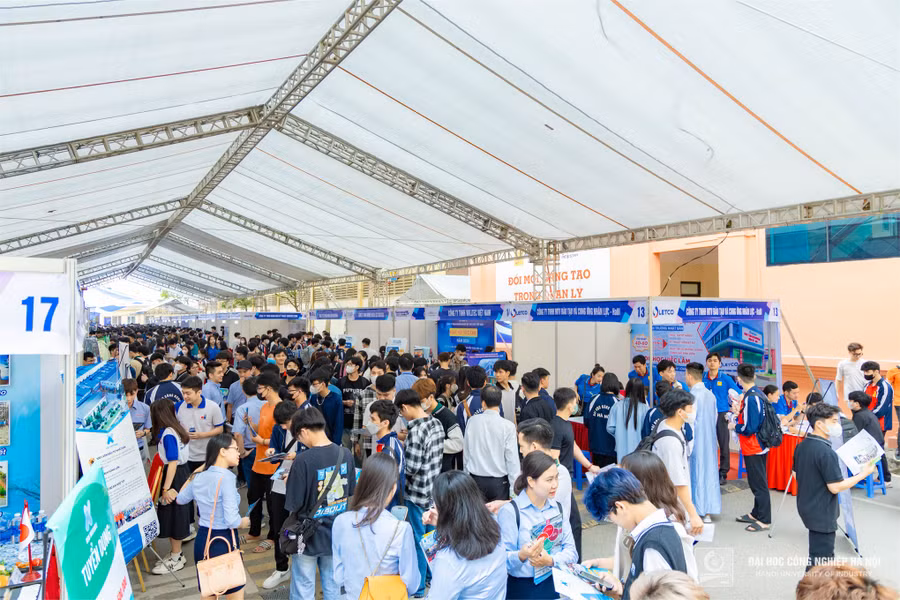Ngày hội việc làm Đại học Công nghiệp Hà Nội 2024 thu hút sự tham gia đông đảo của các bạn sinh viên