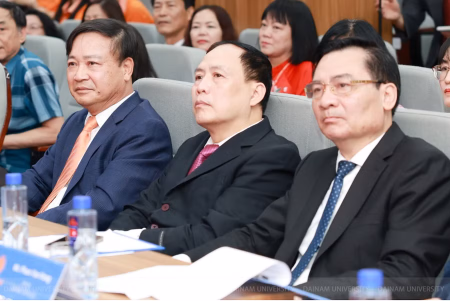 GS. TSKH. Nguyễn Đình Đức (giữa): Trường Đại học Đại Nam hợp tác xây dựng và triển khai đào tạo mở ngành Chip bán dẫn với các trường đại học của Đài Loan là hướng đi đúng đắn – đúng người – đúng việc GS. TSKH. Nguyễn Đình Đức (giữa): Trường Đại học Đại Nam hợp tác xây dựng và triển khai đào tạo mở ngành Chip bán dẫn với các trường đại học của Đài Loan là hướng đi đúng đắn – đúng người – đúng việc