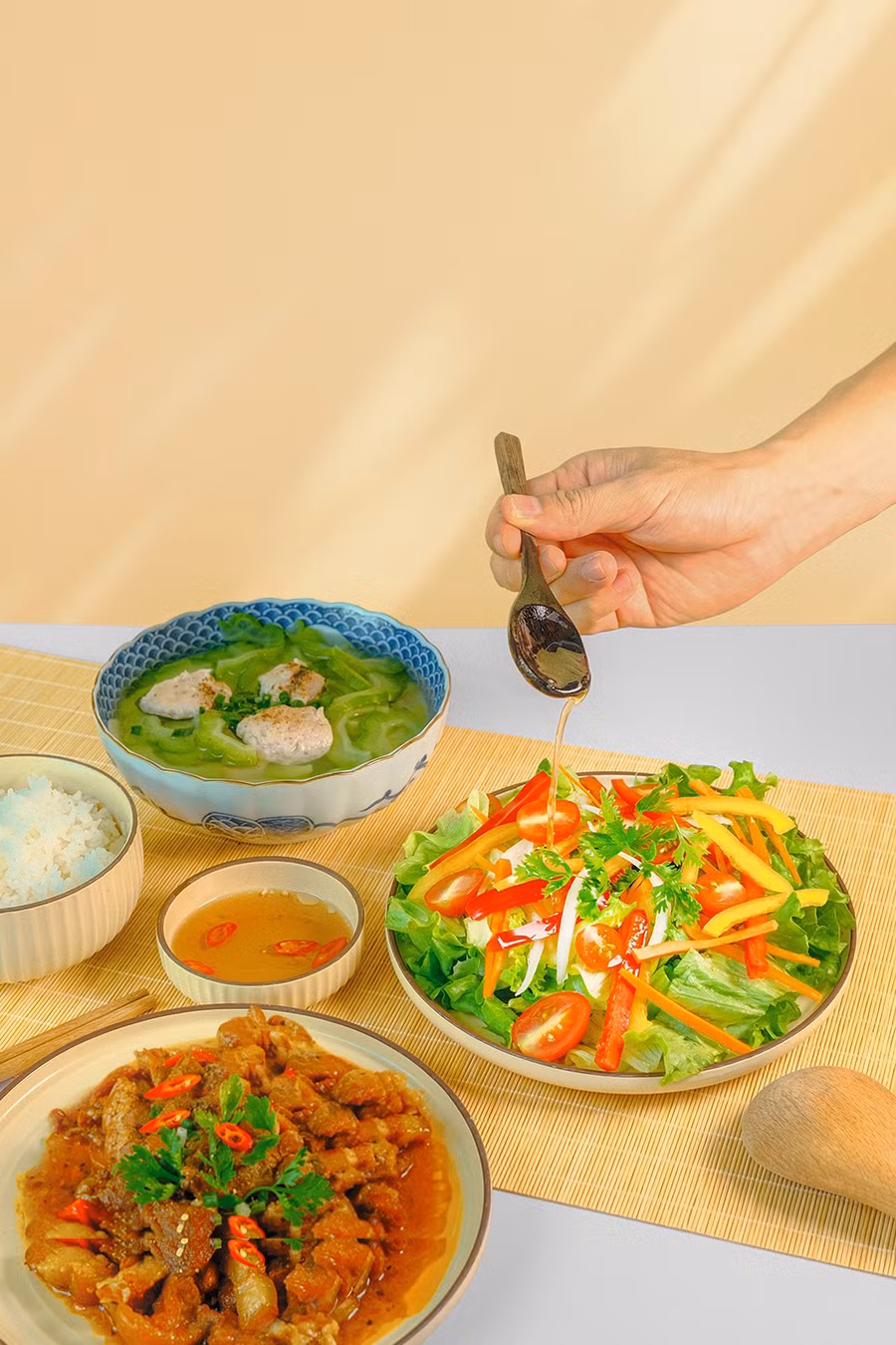 Mâm cơm dinh dưỡng với rau trộn xà lách Mâm cơm dinh dưỡng với rau trộn xà lách