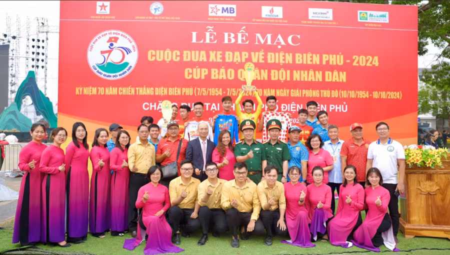 Các vận động viên đạt giải chụp ảnh lưu niệm cùng Ban tổ chức, đơn vị đồng hành Ngân hàng TMCP Bắc Á và Quỹ Vì Tầm Vóc Việt - đối tác thiện nguyện của cuộc đua. Các vận động viên đạt giải chụp ảnh lưu niệm cùng Ban tổ chức, đơn vị đồng hành Ngân hàng TMCP Bắc Á và Quỹ Vì Tầm Vóc Việt - đối tác thiện nguyện của cuộc đua.