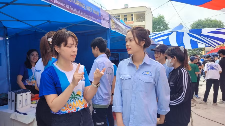 Các em sinh viên trường Đại học Sư phạm Kỹ thuật Hưng Yên sôi nổi tham gia tìm hiểu cơ hội nghề nghiệp của các đơn vị tuyển dụng Các em sinh viên trường Đại học Sư phạm Kỹ thuật Hưng Yên sôi nổi tham gia tìm hiểu cơ hội nghề nghiệp của các đơn vị tuyển dụng