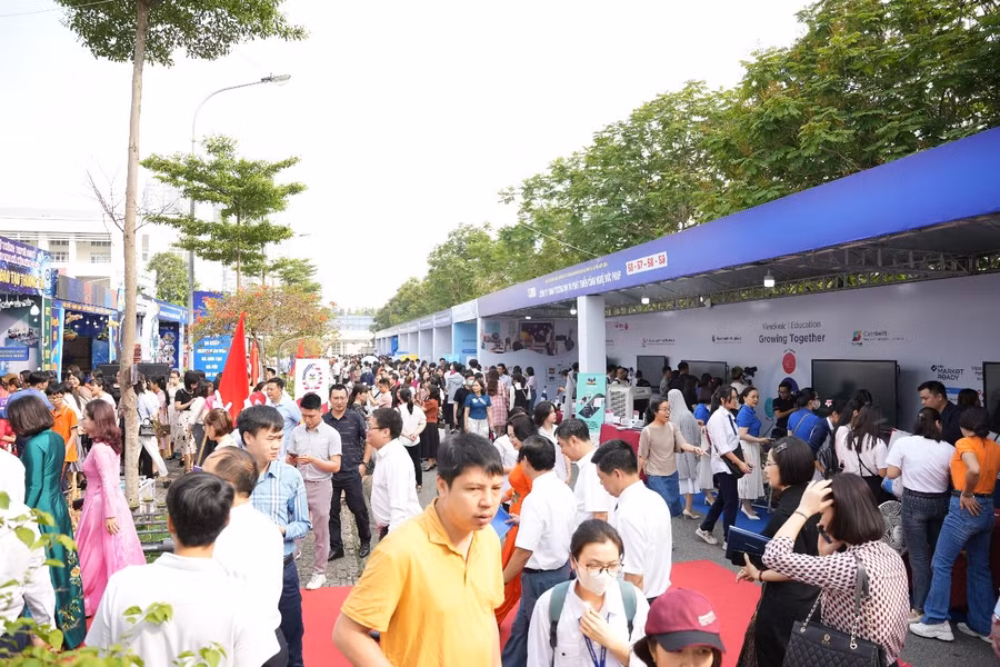 Khách mời tham quan gian hàng tại sự kiện “Ngày hội Công nghệ thông tin và STEM ngành Giáo dục và Đào tạo Hà Nội năm 2024