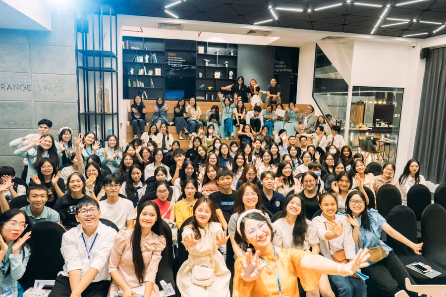 Cô Sương Mai còn là một người chị, người bạn đồng hành mà các bạn học sinh vô cùng yêu mến. Cô Sương Mai còn là một người chị, người bạn đồng hành mà các bạn học sinh vô cùng yêu mến.