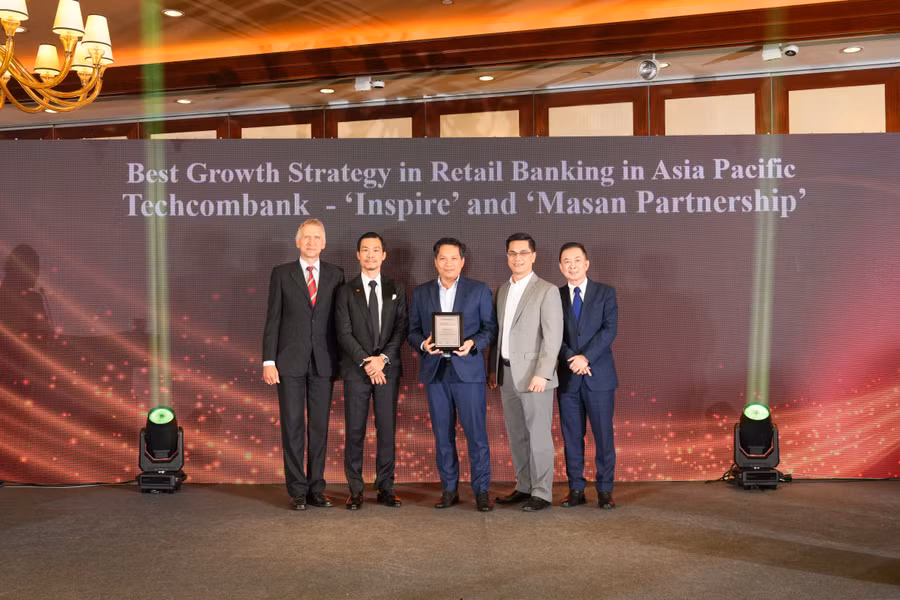 Đại diện Techcombank nhận giải thưởng Asian Banker
