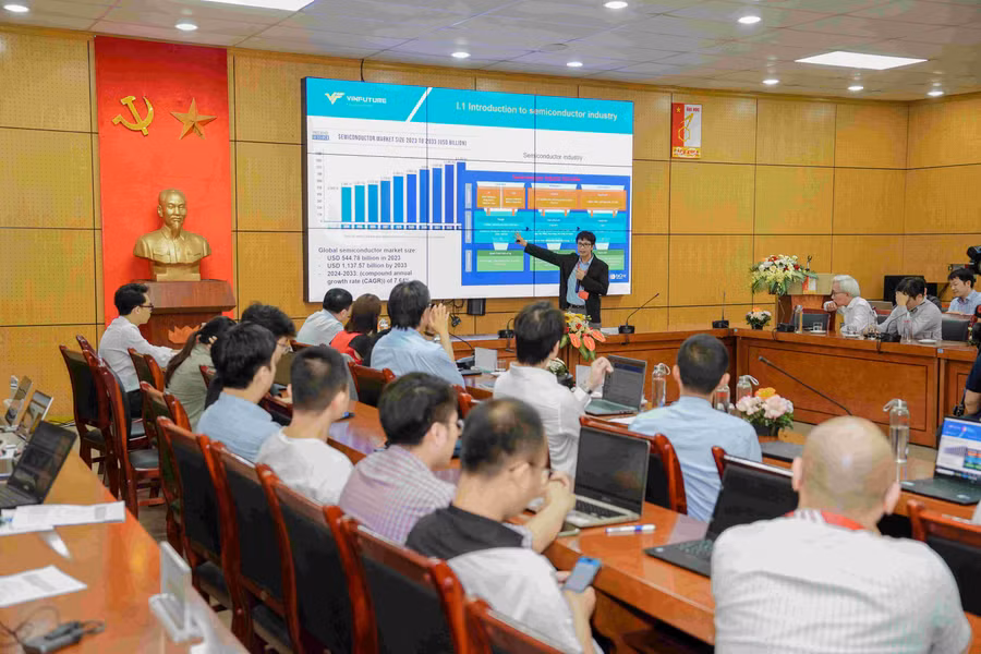 GS. Nguyễn Đức Hòa - Phó hiệu trưởng Trường Vật liệu tại Đại học Bách khoa Hà Nội đại diện cho cộng đồng khoa học công nghệ Việt Nam trình bày tại toạ đàm.