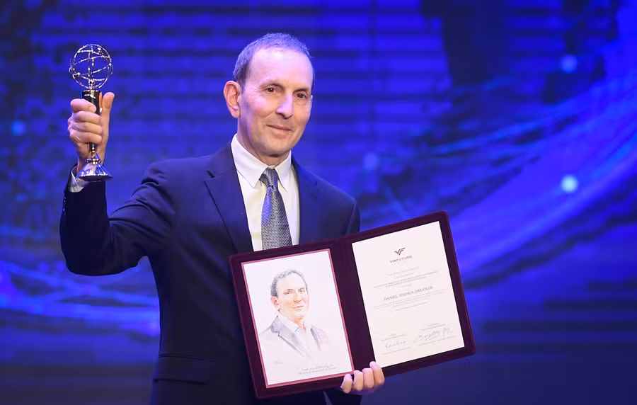GS. Daniel Joshua Drucker (Viện nghiên cứu Lunenfeld-Tanenbaum, Đại học Toronto, Canada), Chủ nhân Giải Đặc biệt VinFuture 2023 dành cho Nhà khoa học nghiên cứu các lĩnh vực mới vừa được tạp chí Time bình chọn Top 100 nhân vật ảnh hưởng nhất thế giới 2024. GS. Daniel Joshua Drucker (Viện nghiên cứu Lunenfeld-Tanenbaum, Đại học Toronto, Canada), Chủ nhân Giải Đặc biệt VinFuture 2023 dành cho Nhà khoa học nghiên cứu các lĩnh vực mới vừa được tạp chí Time bình chọn Top 100 nhân vật ảnh hưởng nhất thế giới 2024.