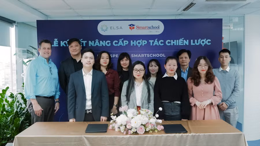 Đội ngũ ELSA và Smartschool chụp hình kỷ niệm tại buổi lễ ký kết
