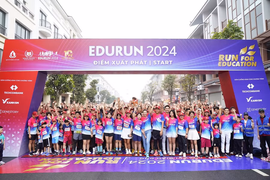 Dàn nghệ sĩ phụ huynh truyền cảm hứng như Diễn viên Mạnh Trường, Thanh Hương, Hoàng Kim Ngọc, cựu siêu mẫu Thúy Hằng, cầu thủ Mạc Hồng Quân tiếp lửa cho 10.000 Vận động viên.