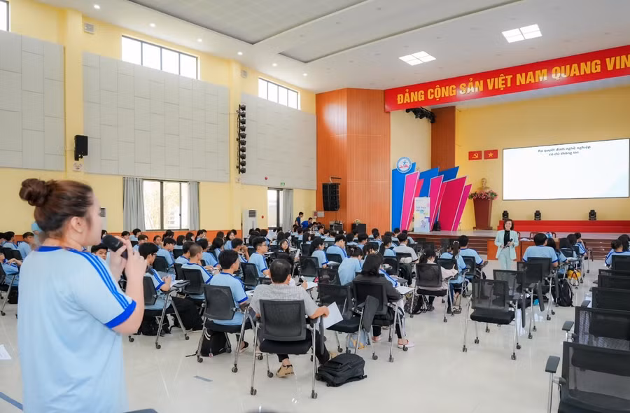 Việc định hướng nghề nghiệp giúp các bạn trẻ hiểu rõ công việc, giá trị nghề nghiệp tương lai của mình để có sự lựa chọn đúng đắn. Việc định hướng nghề nghiệp giúp các bạn trẻ hiểu rõ công việc, giá trị nghề nghiệp tương lai của mình để có sự lựa chọn đúng đắn.