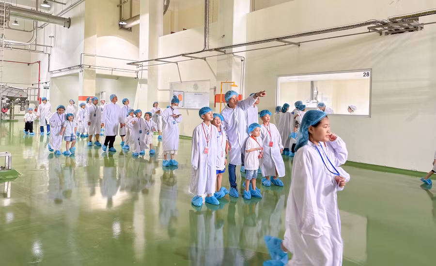Chuyến tham quan Nhà máy sữa bột Việt Nam là một trải nghiệm rất đặc biệt của các bạn nhỏ Chuyến tham quan Nhà máy sữa bột Việt Nam là một trải nghiệm rất đặc biệt của các bạn nhỏ